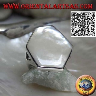 Bague en argent avec nacre hexagonale irrégulière sertie sur un bord lisse