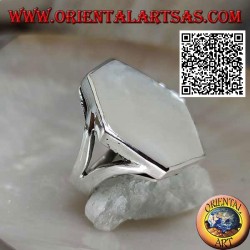 Bague en argent avec nacre hexagonale irrégulière sertie sur un bord lisse
