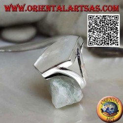 Anillo de plata con nácar hexagonal irregular engastado en borde liso