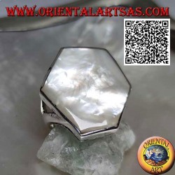 Bague en argent avec nacre hexagonale irrégulière sertie sur un bord lisse