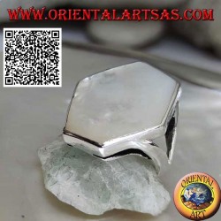 Anillo de plata con nácar hexagonal irregular engastado en borde liso