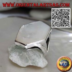 Bague en argent avec nacre hexagonale irrégulière sertie sur un bord lisse