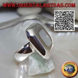 Anillo de plata con nácar cuadrado redondeado sobre placa lisa cuadrada gruesa