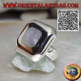 Anillo de plata con nácar cuadrado redondeado sobre placa lisa cuadrada gruesa
