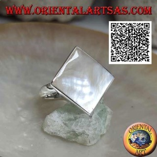 Bague en argent avec nacre à losanges équilatéraux sertis avec bord lisse