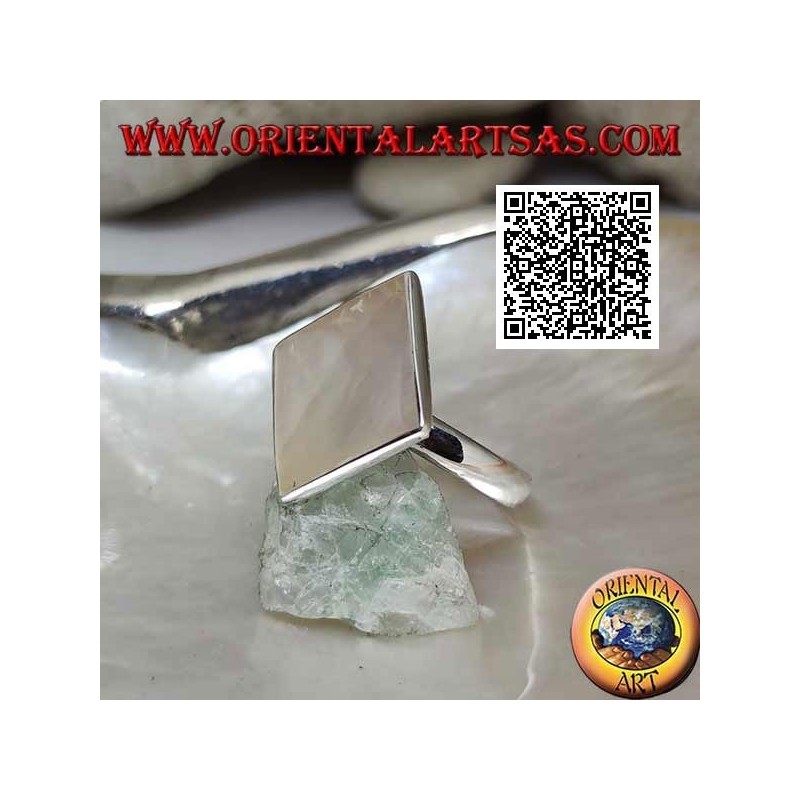 Bague en argent avec nacre à losanges équilatéraux sertis avec bord lisse