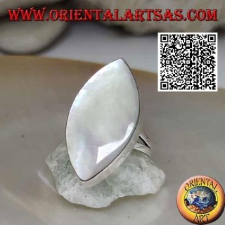 Anello in argento con madreperla ellittica appuntita a filo bordo liscio