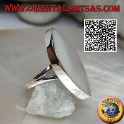 Anillo de plata con nácar elíptico puntiagudo con borde liso