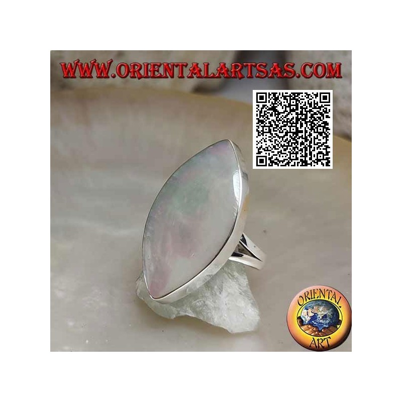 Anillo de plata con nácar elíptico puntiagudo con borde liso