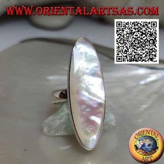 Anillo de plata con nácar ovalado alargado engastado con borde liso