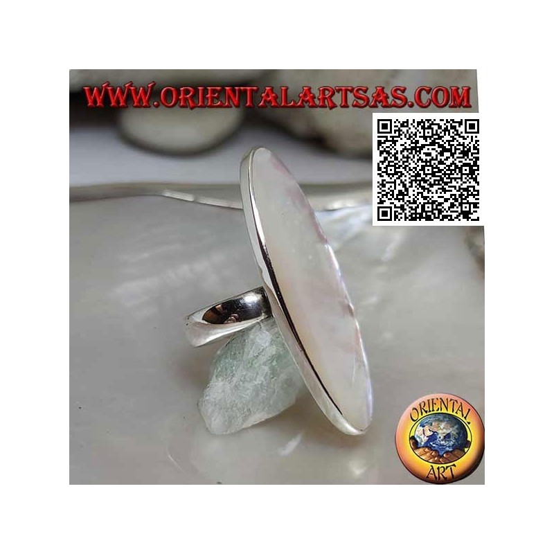 Bague en argent avec nacre ovale allongée sertie d'un bord lisse
