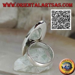 Anillo de plata con nácar ovalado alargado engastado con borde liso