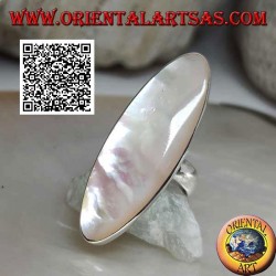 Anillo de plata con nácar ovalado alargado engastado con borde liso