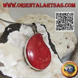 Colgante de plata con coral rojo (coral) con gota curva sobre engaste liso