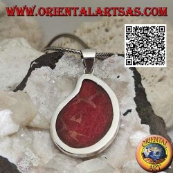 Colgante de plata con coral rojo (coral) con gota curva sobre engaste liso