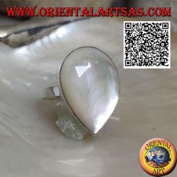 Anillo de plata con nácar en forma de pera engastado en borde liso