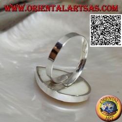 Bague en argent avec nacre en forme de poire sertie dans un bord lisse
