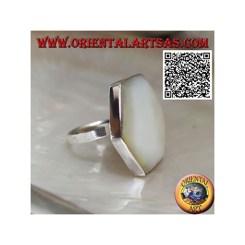 Anello in argento con madreperla esagonale incastonata a filo bordo liscio (regolabile)