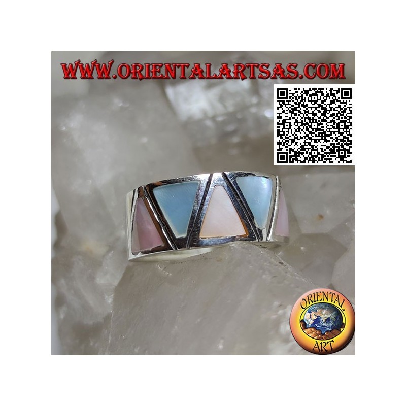 Bague en argent bande lisse avec nacre multicolore triangulaire sertie affleurante