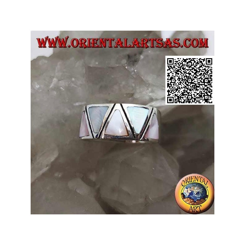 Anillo de plata banda lisa con nácar multicolor triangular engastado al ras