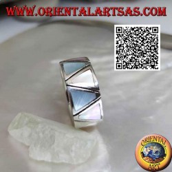 Bague en argent bande lisse avec nacre multicolore triangulaire sertie affleurante