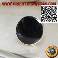 Bague en argent avec grand onyx rond serti avec bord lisse