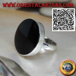Silver ring with large round onyx set with smooth edge