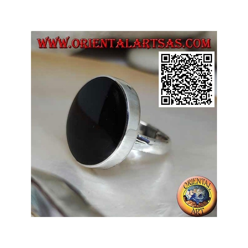 Silver ring with large round onyx set with smooth edge
