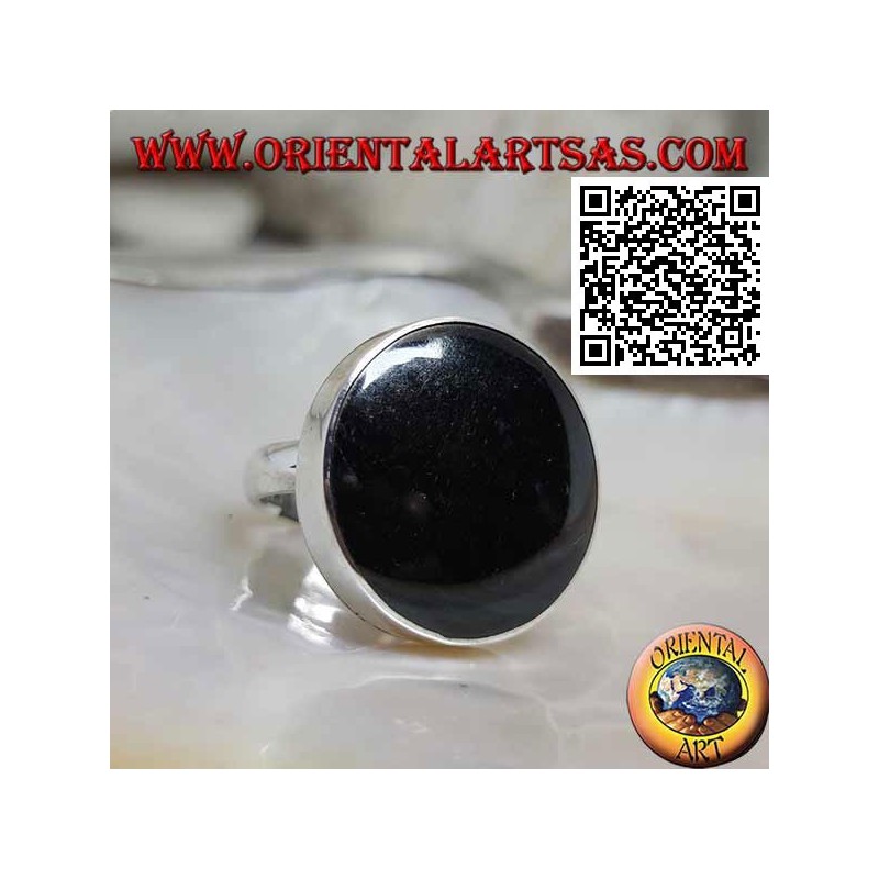 Bague en argent avec grand onyx rond serti avec bord lisse