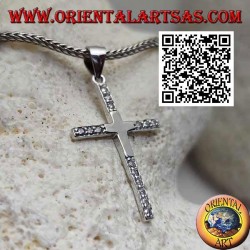 Colgante de cruz latina lisa en plata con circonitas en las puntas