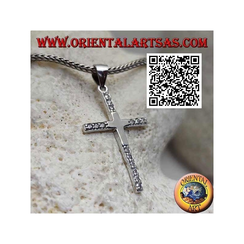 Pendentif croix latine lisse en argent avec zircons sur les pointes