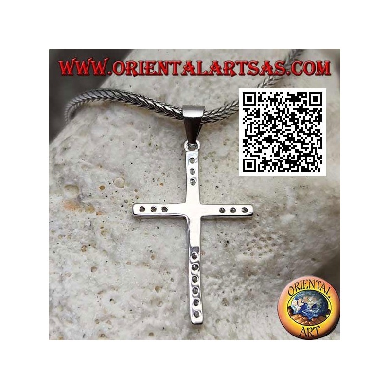Colgante de cruz latina lisa en plata con circonitas en las puntas