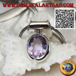 Silberanhänger mit einem schönen natürlichen ovalen facettierten Amethyst in einer glatten Umgebung