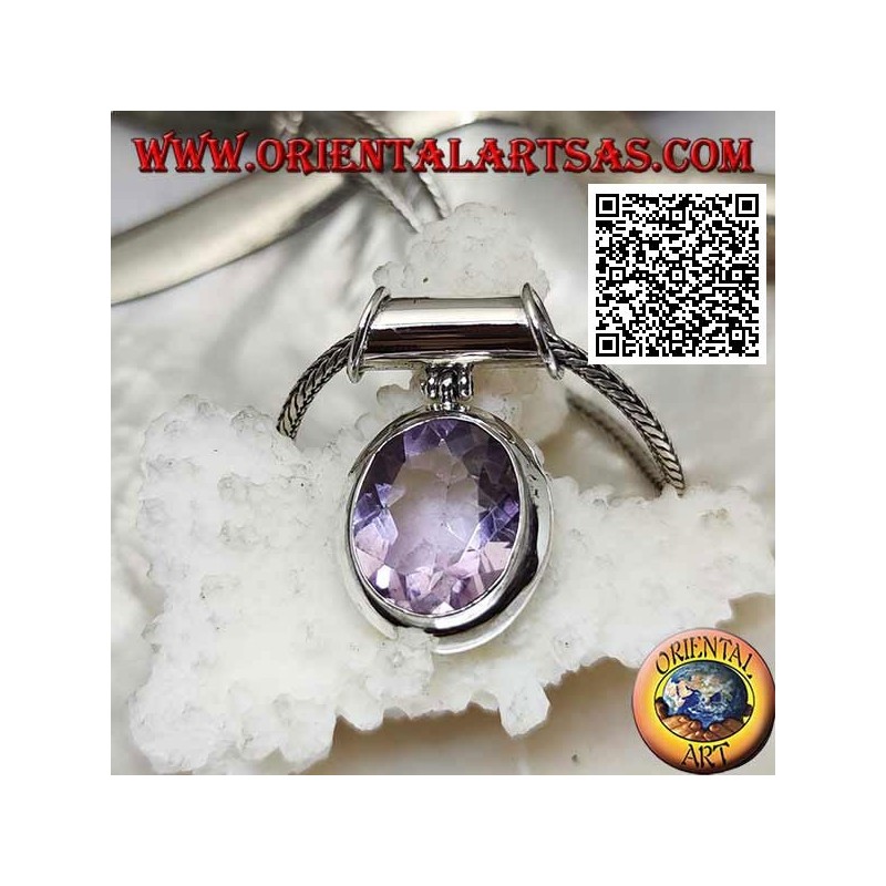 Silberanhänger mit einem schönen natürlichen ovalen facettierten Amethyst in einer glatten Umgebung