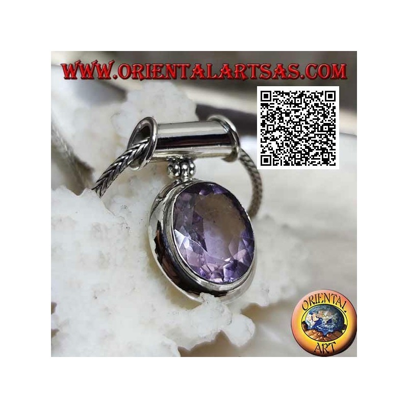 Silberanhänger mit einem schönen natürlichen ovalen facettierten Amethyst in einer glatten Umgebung