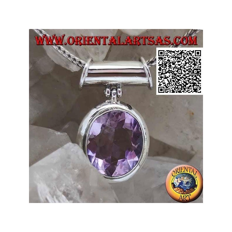 Silberanhänger mit einem schönen natürlichen ovalen facettierten Amethyst in einer glatten Umgebung