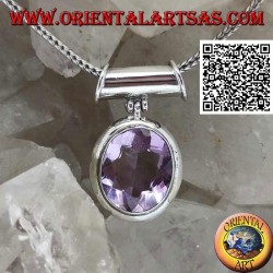 Silberanhänger mit einem schönen natürlichen ovalen facettierten Amethyst in einer glatten Umgebung