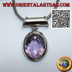 Silberanhänger mit einem schönen natürlichen ovalen facettierten Amethyst in einer glatten Umgebung