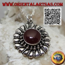 Colgante de plata con cornalina redonda rodeada de bolas y gotas suaves alternas