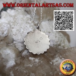 Colgante de plata con cornalina redonda rodeada de bolas y gotas suaves alternas