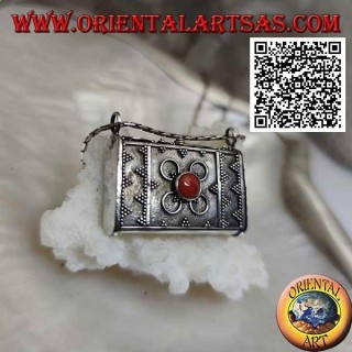 Pendentif boîte en argent en forme de sac à main avec décorations en relief et corail tibétain central