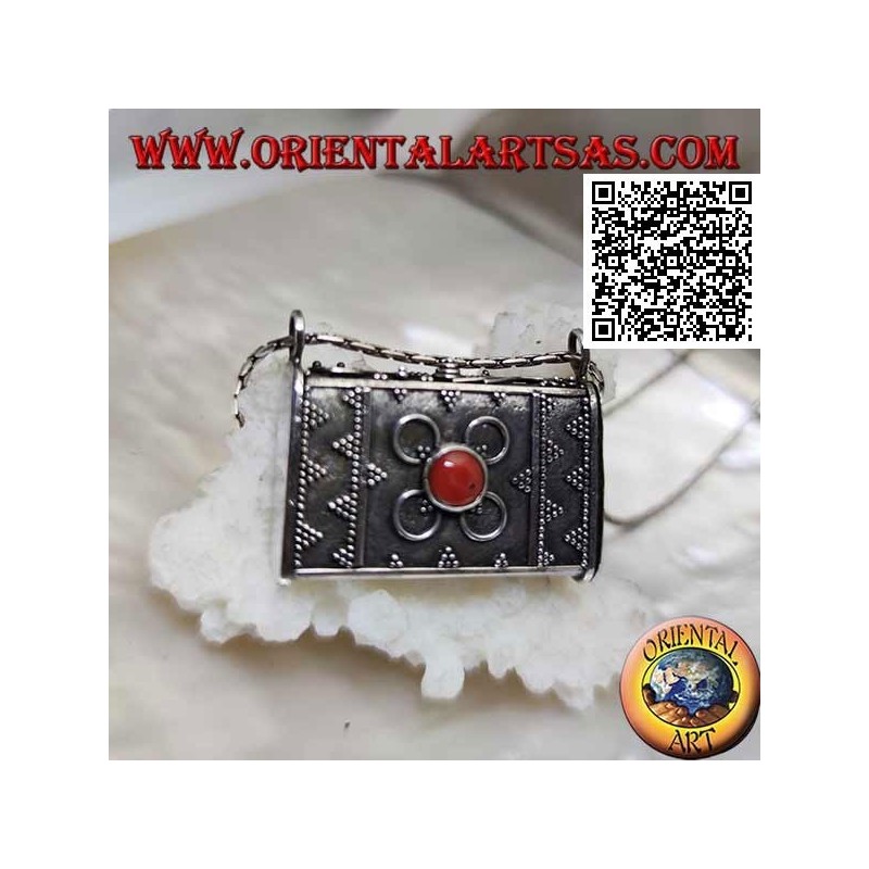 Ciondolo a scatola in argento a forma di borsetta con decorazioni in rilievo e corallo tibetano centrale