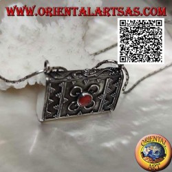 Pendentif boîte en argent en forme de sac à main avec décorations en relief et corail tibétain central