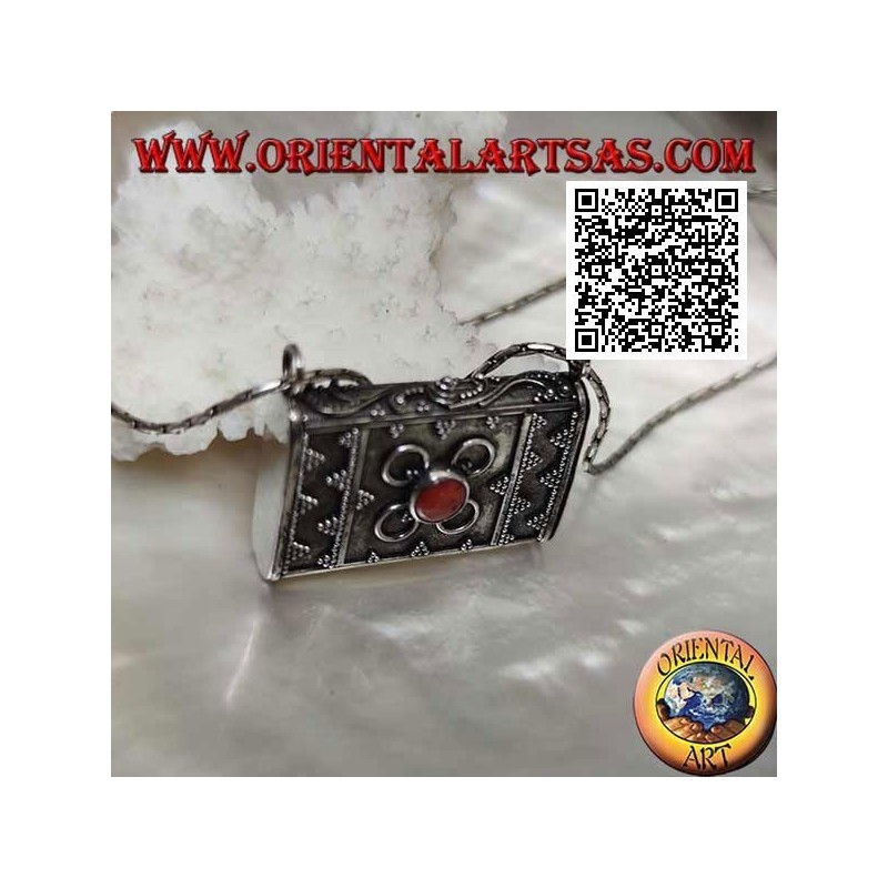 Colgante de caja de plata en forma de bolso con adornos en relieve y coral tibetano central