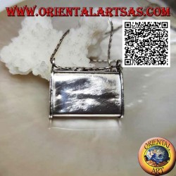 Pendentif boîte en argent en forme de sac à main avec décorations en relief et corail tibétain central