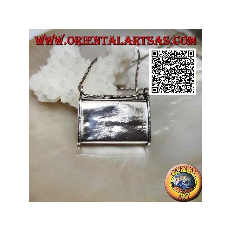 Ciondolo a scatola in argento a forma di borsetta con decorazioni in rilievo e corallo tibetano centrale