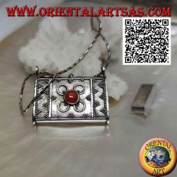 Pendentif boîte en argent en forme de sac à main avec décorations en relief et corail tibétain central