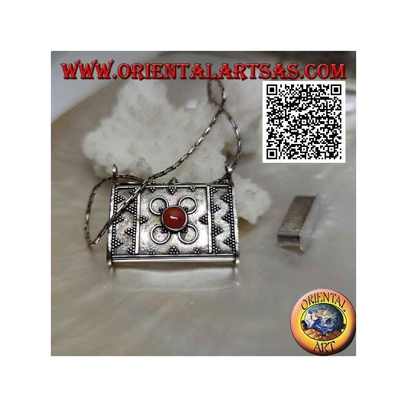 Pendentif boîte en argent en forme de sac à main avec décorations en relief et corail tibétain central