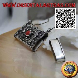 Silberner Boxanhänger in Form einer Handtasche mit geprägten Verzierungen und zentraler tibetischer Koralle