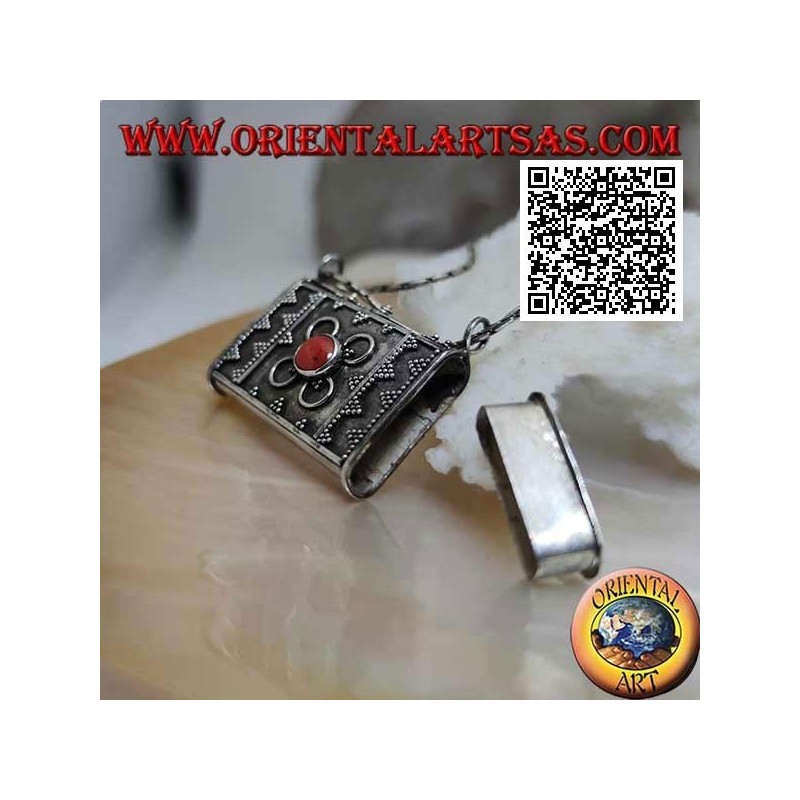 Ciondolo a scatola in argento a forma di borsetta con decorazioni in rilievo e corallo tibetano centrale